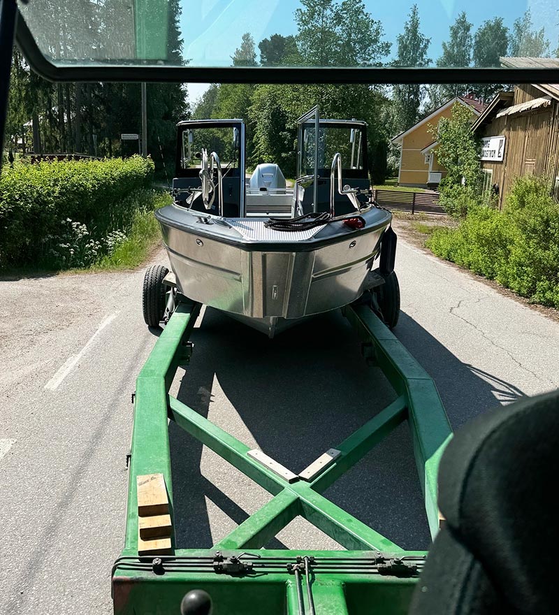 Moottoriveneiden nosto, hinnasto pienille ja isoille veneille.