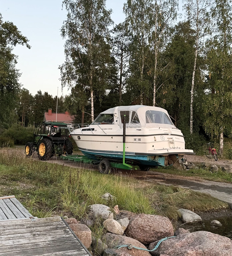 Nordic Marin nostaa moottoriveneen traktorilla Porvoon Kråköössä.