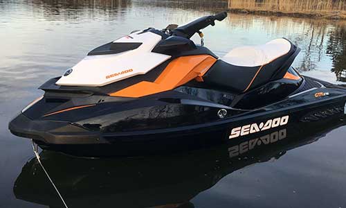 Vesijetin eli vesiskootterien talvisäilytys.